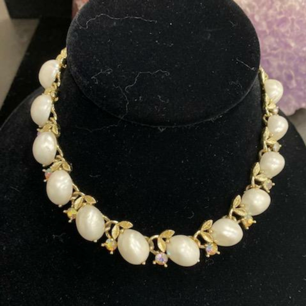Lisner faux pearls necklace